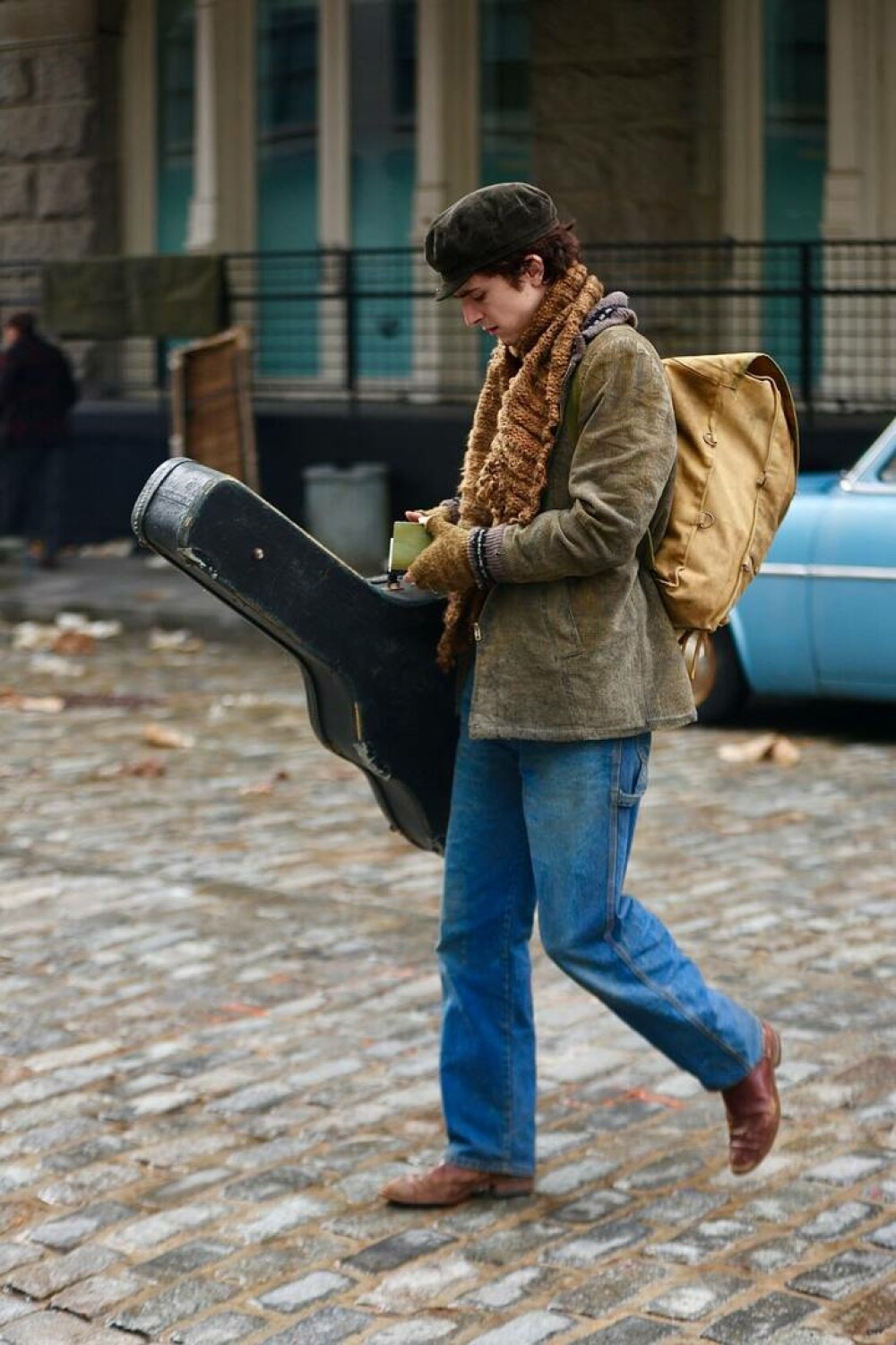 Timothée Chalamet îl va interpreta pe Bob Dylan într-un film biografic. Cum a fost surprins pe platourile de filmare. FOTO - Imaginea 11