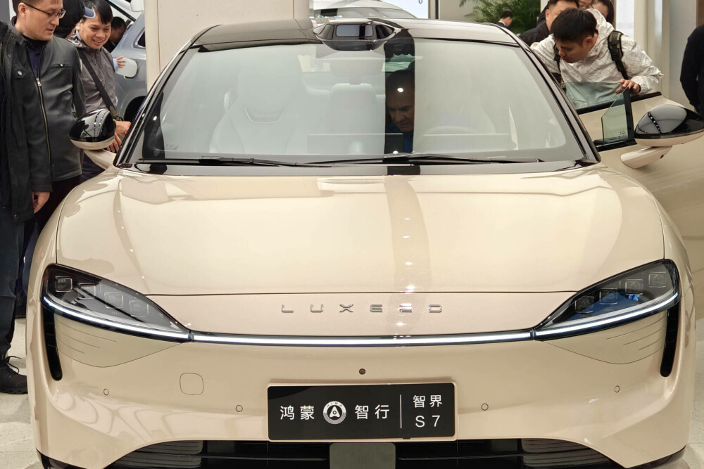 Cum arată și cât costă mașina electrică Huawei. Probleme pentru modelul care promitea să depășească Tesla GALERIE FOTO - Imaginea 4