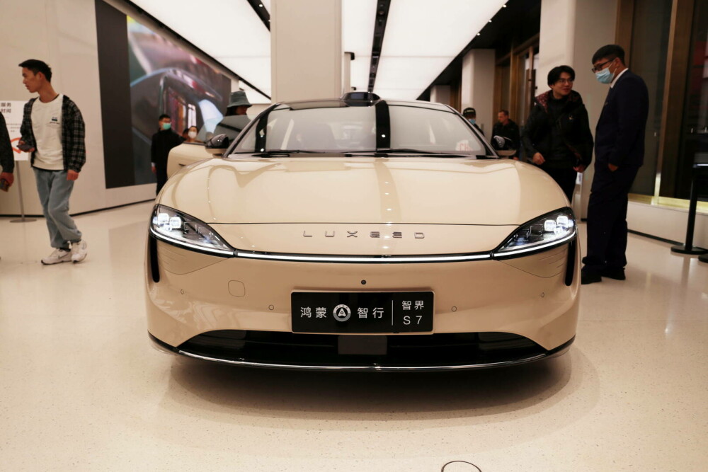 Cum arată și cât costă mașina electrică Huawei. Probleme pentru modelul care promitea să depășească Tesla GALERIE FOTO - Imaginea 12