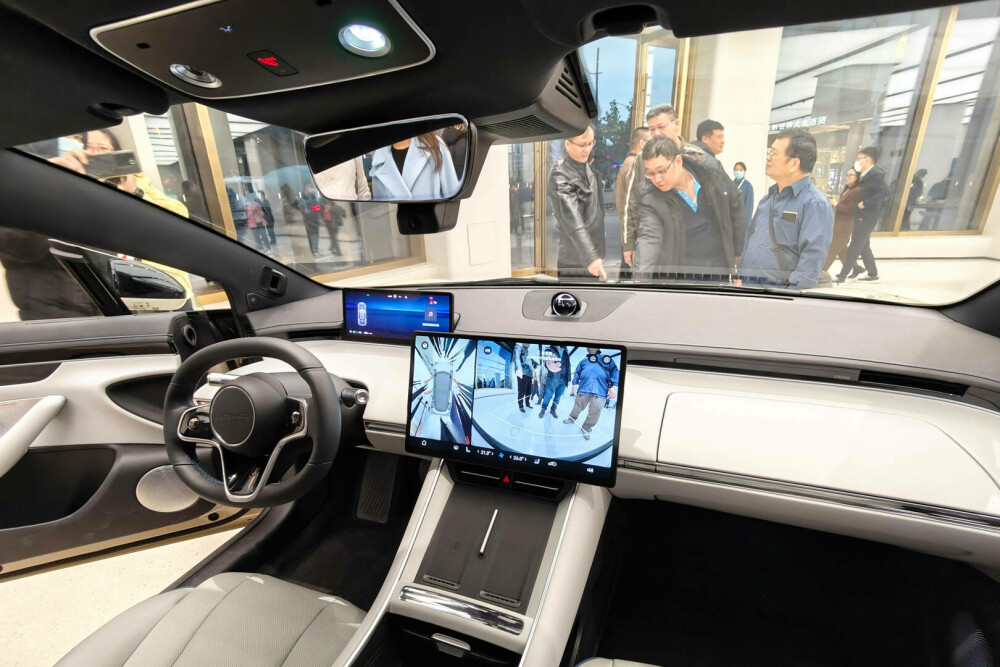 Cum arată și cât costă mașina electrică Huawei. Probleme pentru modelul care promitea să depășească Tesla GALERIE FOTO - Imaginea 17