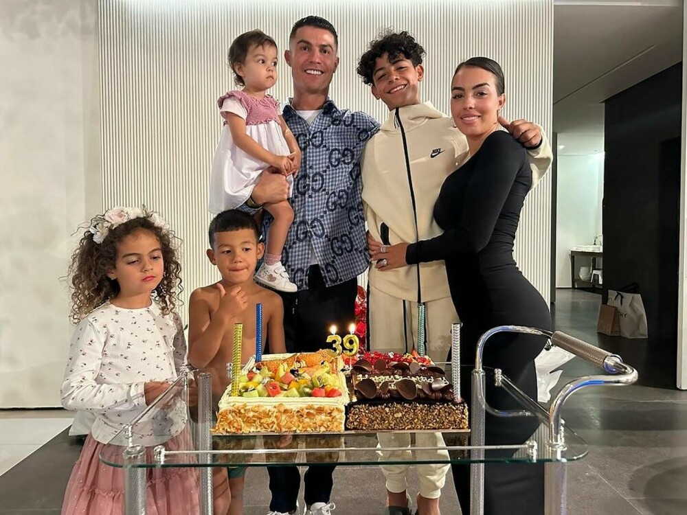 Cristiano Ronaldo este un tătic model. Mesajul emoționant transmis de fotbalist aflat în vacanță cu familia. „Aproape de rai” - Imaginea 1