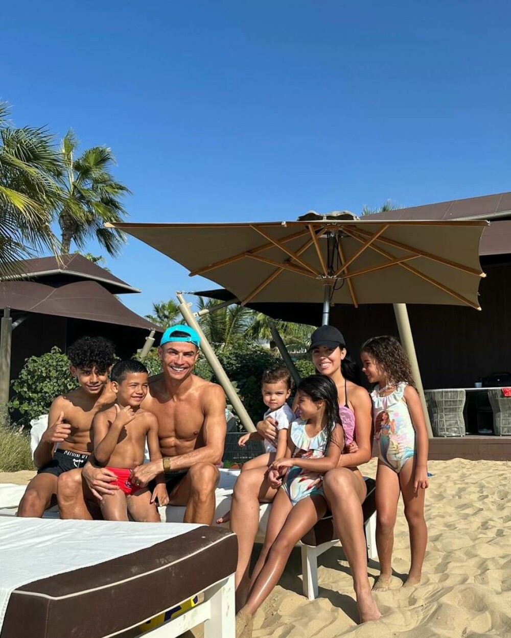 Cristiano Ronaldo este un tătic model. Mesajul emoționant transmis de fotbalist aflat în vacanță cu familia. „Aproape de rai” - Imaginea 2