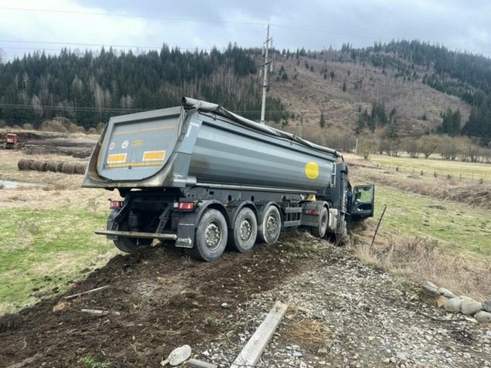 Descoperire șocantă în cabina unui camion găsit într-un șanț, pe marginea drumului. FOTO - Imaginea 1