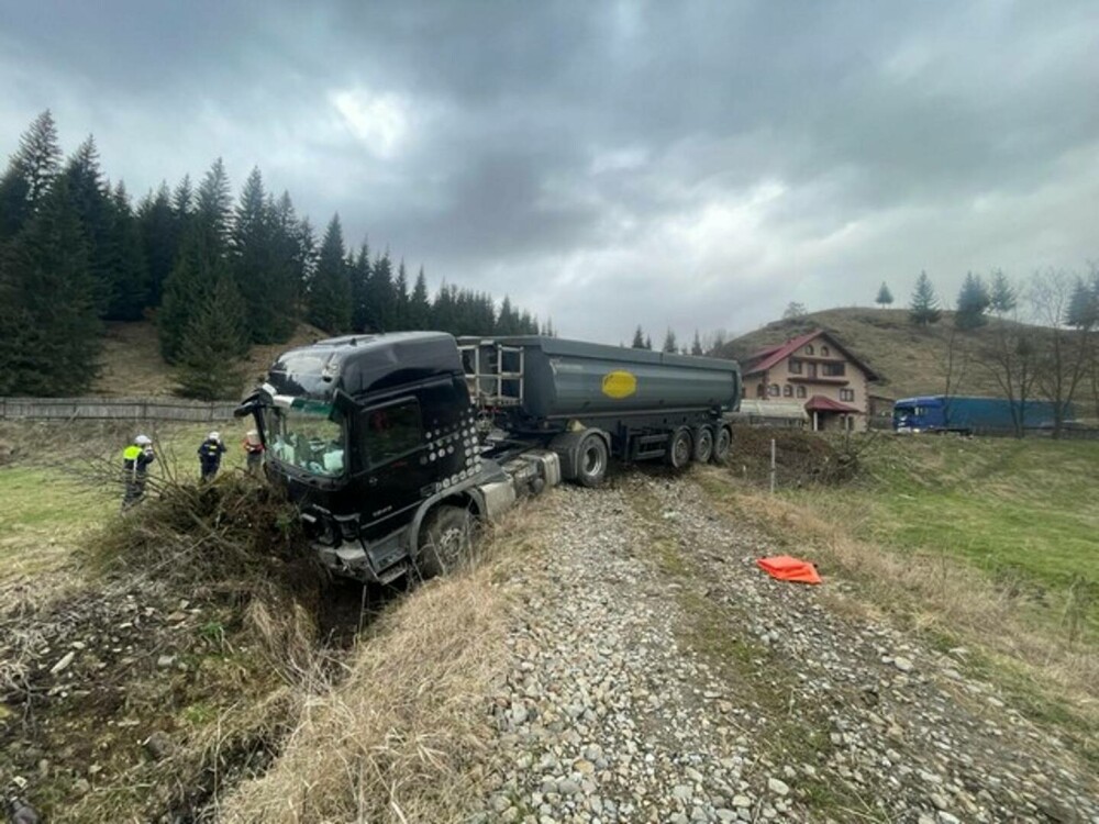 Descoperire șocantă în cabina unui camion găsit într-un șanț, pe marginea drumului. FOTO - Imaginea 2