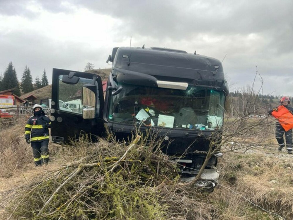 Descoperire șocantă în cabina unui camion găsit într-un șanț, pe marginea drumului. FOTO - Imaginea 3