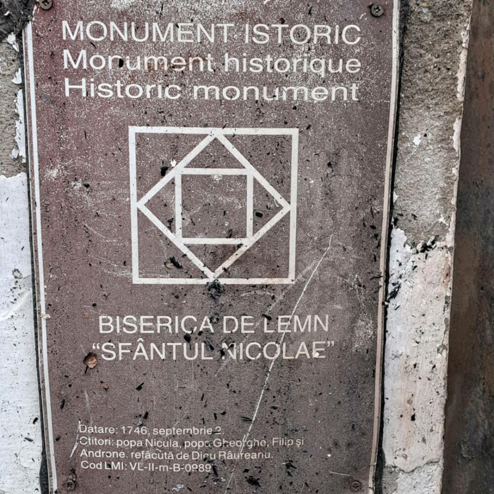 Un monument istoric din Vâlcea a luat foc. Au ars catapeteasma din 1835 și 20 de icoane de patrimoniu. GALERIE FOTO - Imaginea 4
