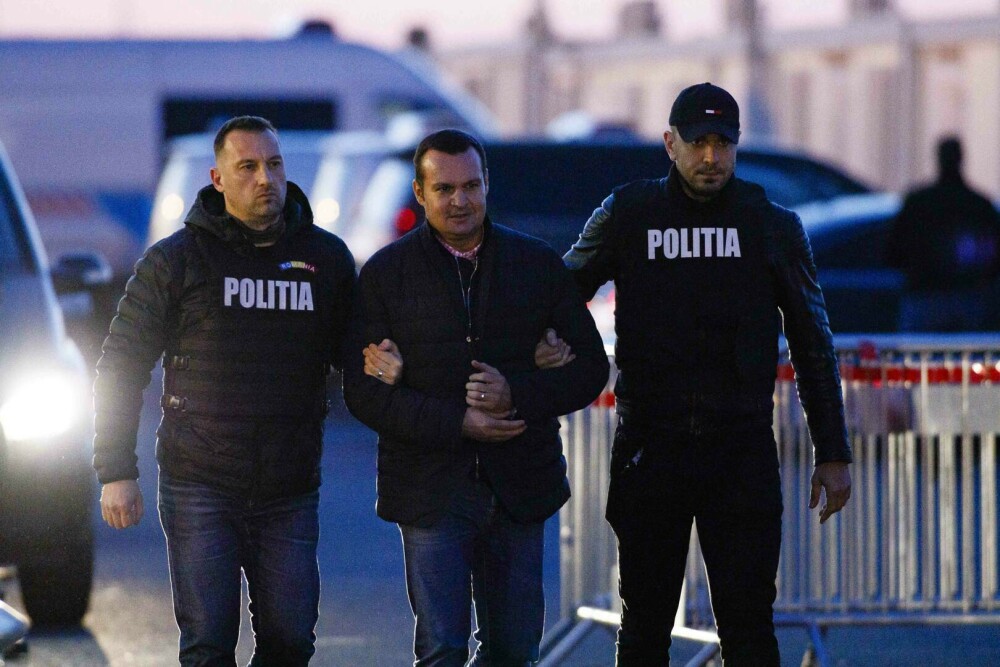 Cătălin Cherecheș a fost adus în România, sub escortă. Primarul fugar este în carantină în Penitenciarul Arad - Imaginea 4