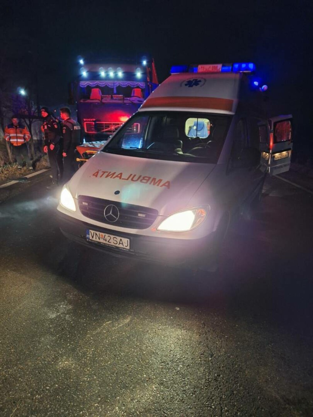 Un băiat de 16 ani din Vrancea a luat mașina părinților și s-a răsturnat cu ea. El și alți doi prieteni au fost răniţi | FOTO - Imaginea 3