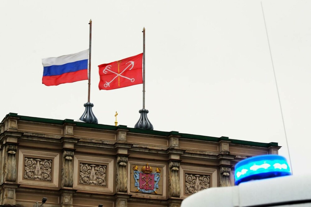 GALERIE FOTO. Rusia își plânge morții, după atacul din Moscova. Drapelul a fost coborât în bernă. Imagini impresionante - Imaginea 2