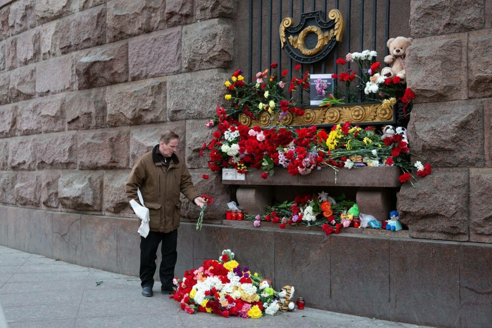 GALERIE FOTO. Rusia își plânge morții, după atacul din Moscova. Drapelul a fost coborât în bernă. Imagini impresionante - Imaginea 5