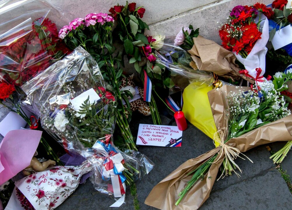 GALERIE FOTO. Rusia își plânge morții, după atacul din Moscova. Drapelul a fost coborât în bernă. Imagini impresionante - Imaginea 6