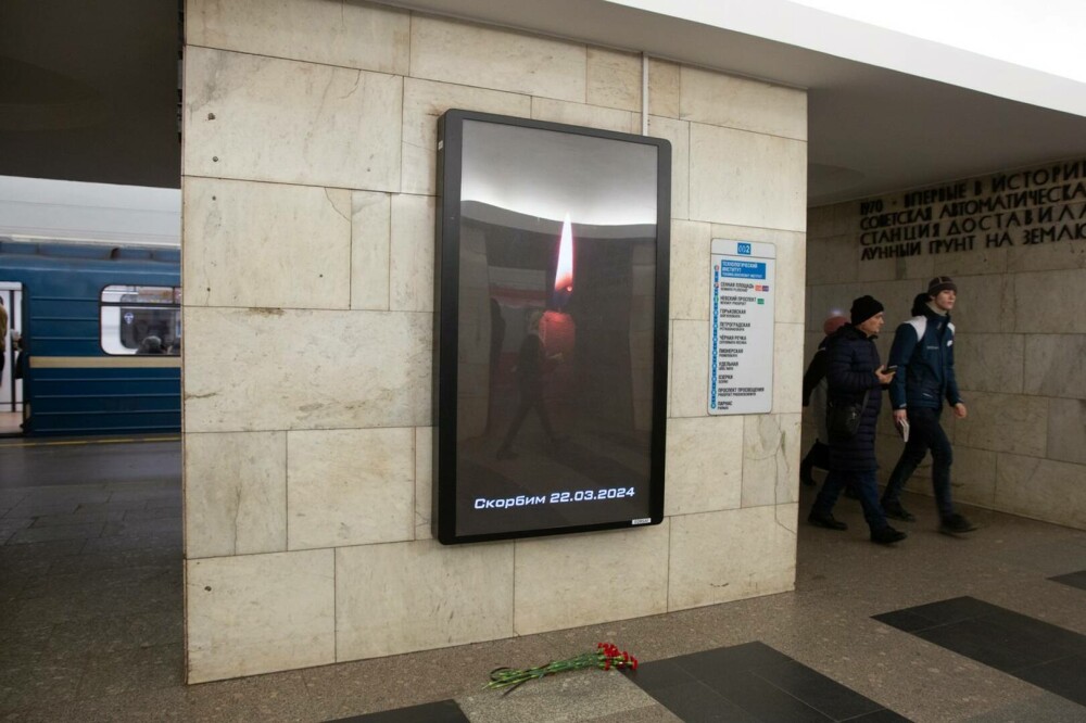 GALERIE FOTO. Rusia își plânge morții, după atacul din Moscova. Drapelul a fost coborât în bernă. Imagini impresionante - Imaginea 8