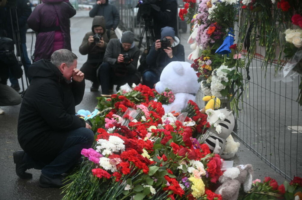 GALERIE FOTO. Rusia își plânge morții, după atacul din Moscova. Drapelul a fost coborât în bernă. Imagini impresionante - Imaginea 12