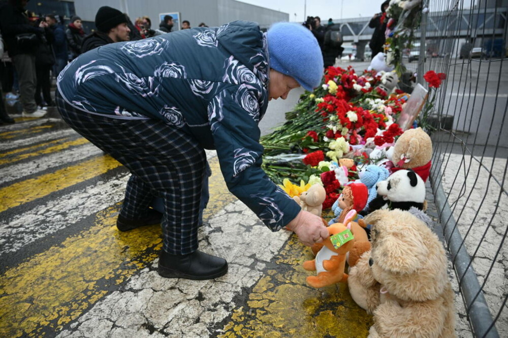 GALERIE FOTO. Rusia își plânge morții, după atacul din Moscova. Drapelul a fost coborât în bernă. Imagini impresionante - Imaginea 14