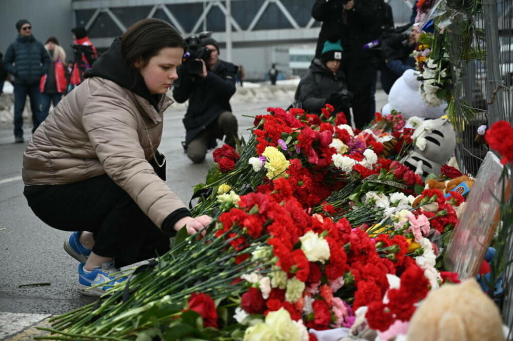 GALERIE FOTO. Rusia își plânge morții, după atacul din Moscova. Drapelul a fost coborât în bernă. Imagini impresionante - Imaginea 15