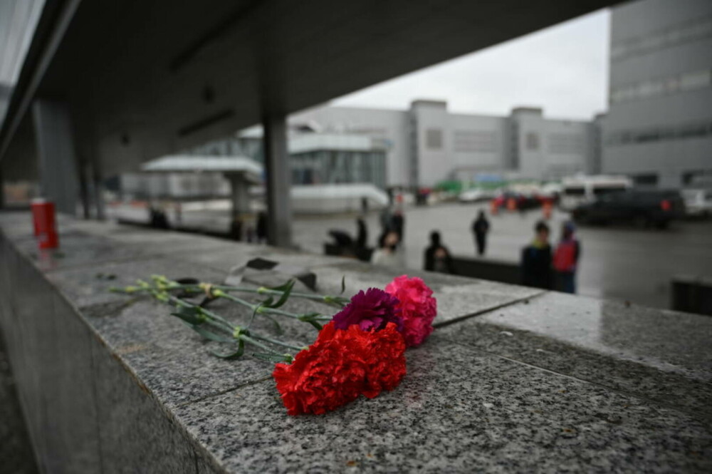 GALERIE FOTO. Rusia își plânge morții, după atacul din Moscova. Drapelul a fost coborât în bernă. Imagini impresionante - Imaginea 16