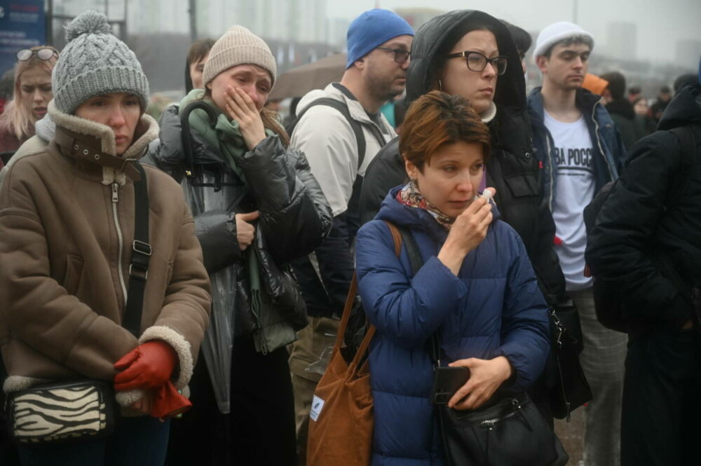 GALERIE FOTO. Rusia își plânge morții, după atacul din Moscova. Drapelul a fost coborât în bernă. Imagini impresionante - Imaginea 18