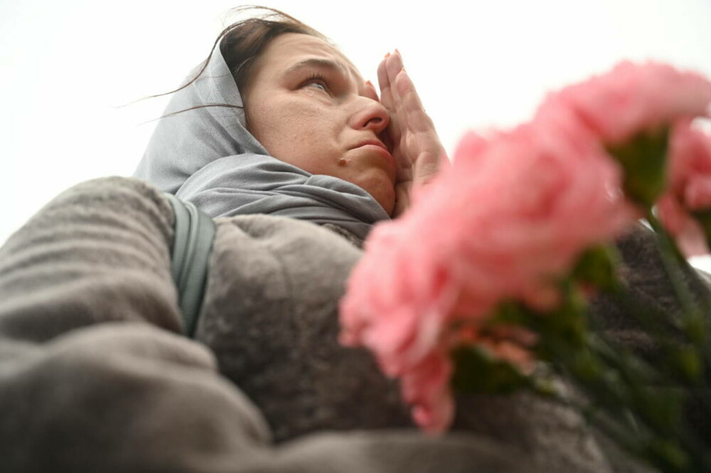 GALERIE FOTO. Rusia își plânge morții, după atacul din Moscova. Drapelul a fost coborât în bernă. Imagini impresionante - Imaginea 20