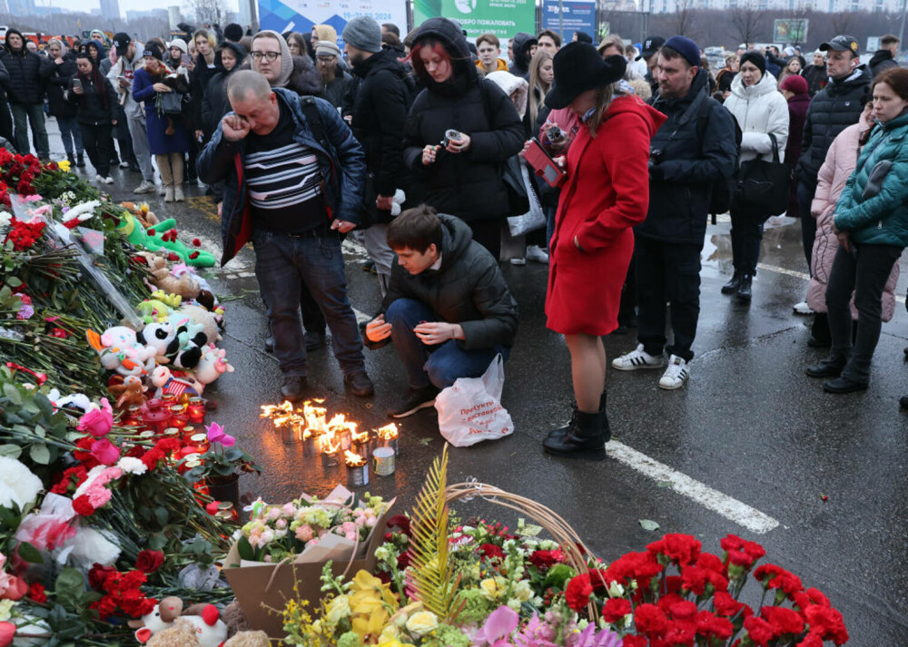 GALERIE FOTO. Rusia își plânge morții, după atacul din Moscova. Drapelul a fost coborât în bernă. Imagini impresionante - Imaginea 23