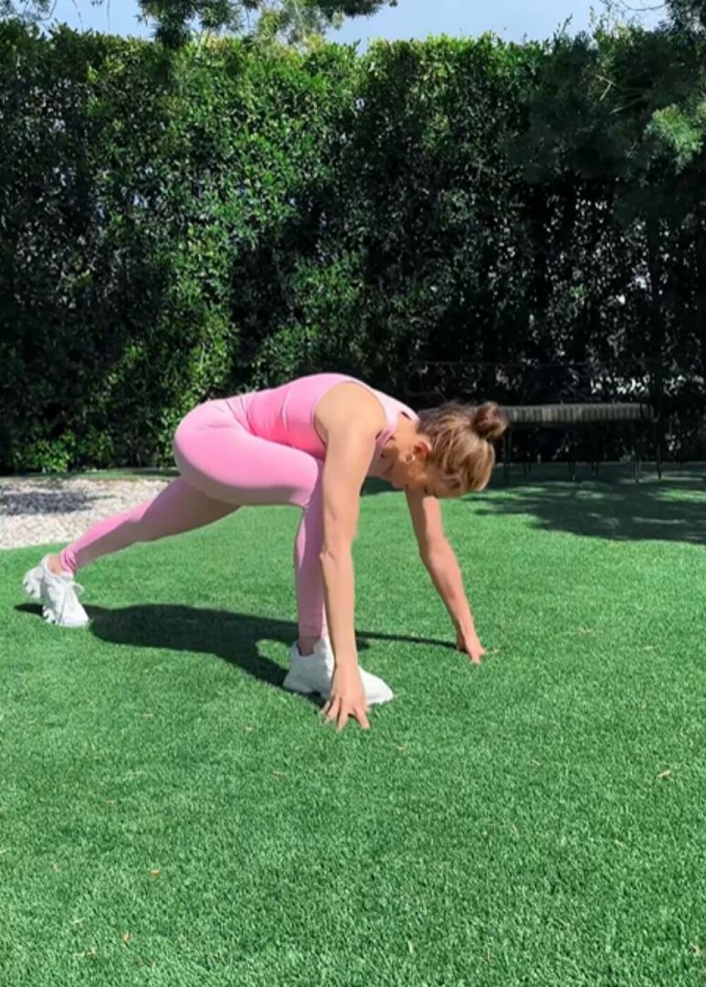 Jennifer Lopez ne arată cum face sport în curtea vilei sale de 60 de milioane de dolari, din Beverly Hills. VIDEO - Imaginea 2
