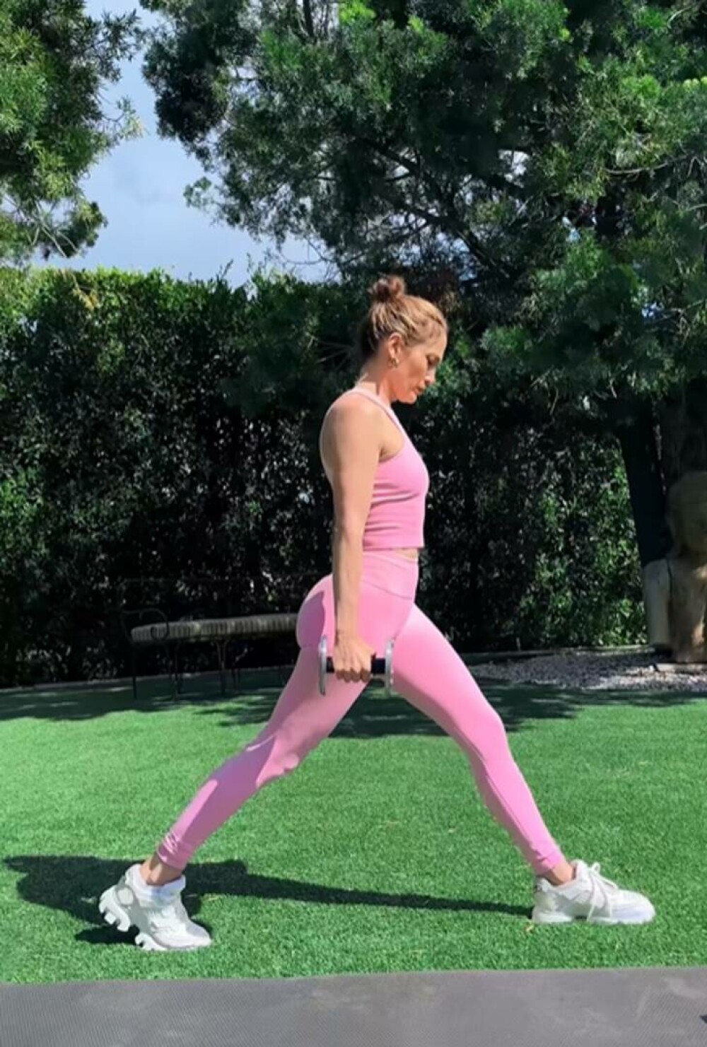 Jennifer Lopez ne arată cum face sport în curtea vilei sale de 60 de milioane de dolari, din Beverly Hills. VIDEO - Imaginea 3