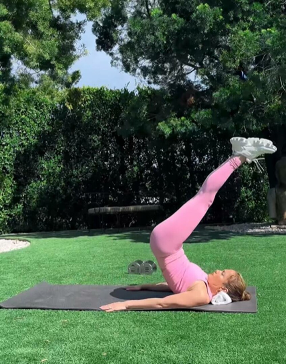 Jennifer Lopez ne arată cum face sport în curtea vilei sale de 60 de milioane de dolari, din Beverly Hills. VIDEO - Imaginea 4