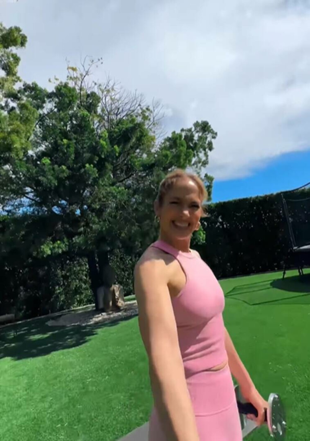 Jennifer Lopez ne arată cum face sport în curtea vilei sale de 60 de milioane de dolari, din Beverly Hills. VIDEO - Imaginea 6
