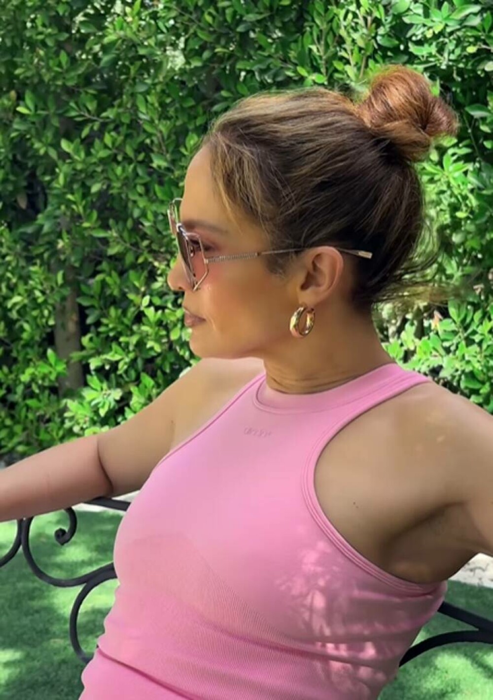 Jennifer Lopez ne arată cum face sport în curtea vilei sale de 60 de milioane de dolari, din Beverly Hills. VIDEO - Imaginea 8
