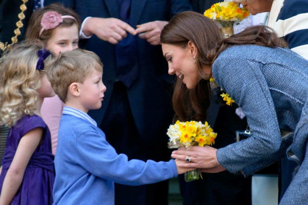Simbolul secret din clipul în care prințesa Kate anunță că are cancer. Trucul a fost folosit chiar de regina Elisabeta a II-a - Imaginea 11
