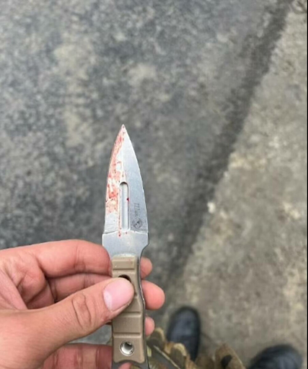 Soldatul care i-a tăiat urechea unui terorist ISIS și l-a obligat să o mănânce a scos cuțitul la licitație. Cât cere pe el - Imaginea 2