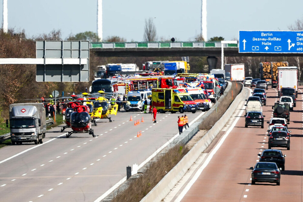 Accident grav în Germania. Cel puțin cinci oameni au murit, după ce un autocar s-a răsturnat pe o autostradă | GALERIE FOTO - Imaginea 1