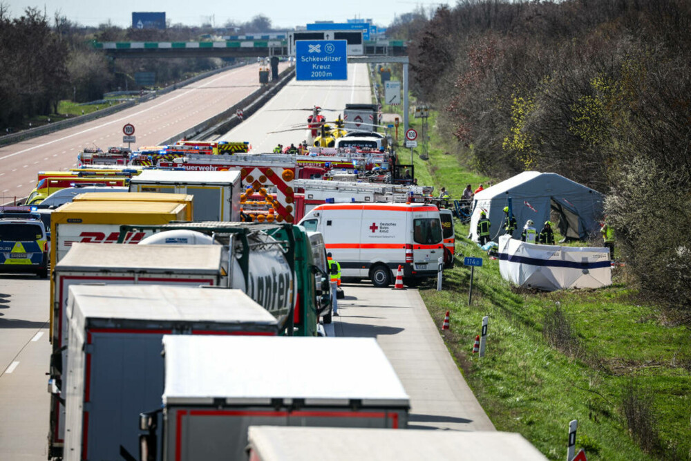 Accident grav în Germania. Cel puțin cinci oameni au murit, după ce un autocar s-a răsturnat pe o autostradă | GALERIE FOTO - Imaginea 2