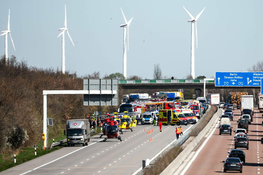 Accident grav în Germania. Cel puțin cinci oameni au murit, după ce un autocar s-a răsturnat pe o autostradă | GALERIE FOTO - Imaginea 4