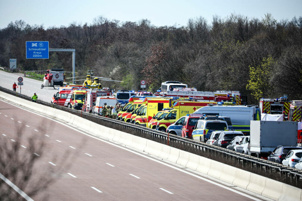Accident grav în Germania. Cel puțin cinci oameni au murit, după ce un autocar s-a răsturnat pe o autostradă | GALERIE FOTO - Imaginea 5