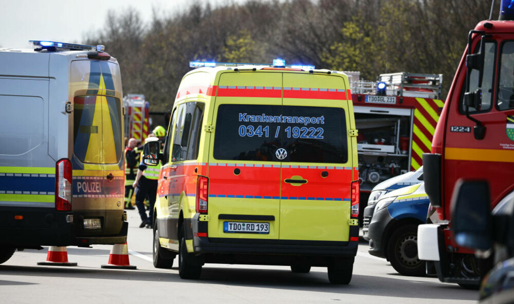 Accident grav în Germania. Cel puțin cinci oameni au murit, după ce un autocar s-a răsturnat pe o autostradă | GALERIE FOTO - Imaginea 7