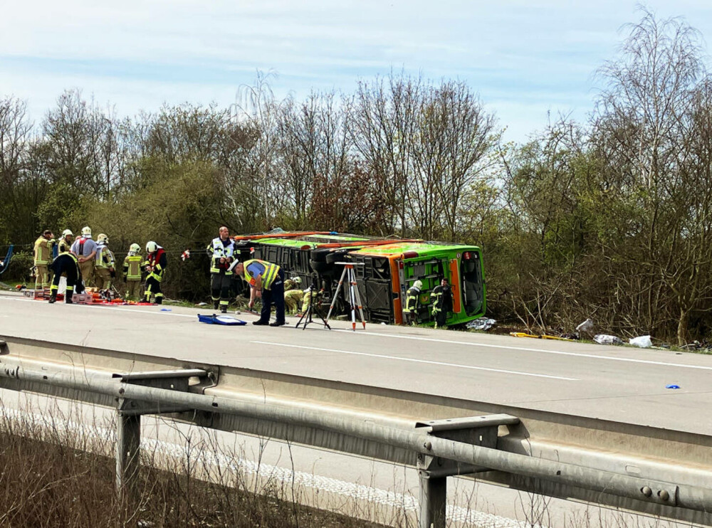 Accident grav în Germania. Cel puțin cinci oameni au murit, după ce un autocar s-a răsturnat pe o autostradă | GALERIE FOTO - Imaginea 11