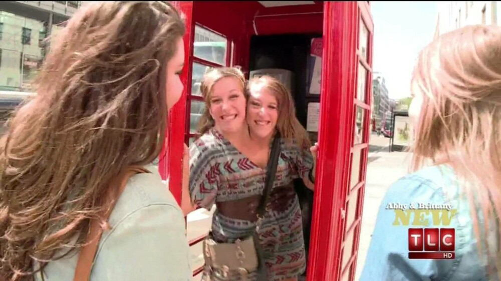 Geamăna siameză Abby Hensel s-a căsătorit. Imagini cu ea și sora Brittany în rochie de mireasă | FOTO & VIDEO - Imaginea 16
