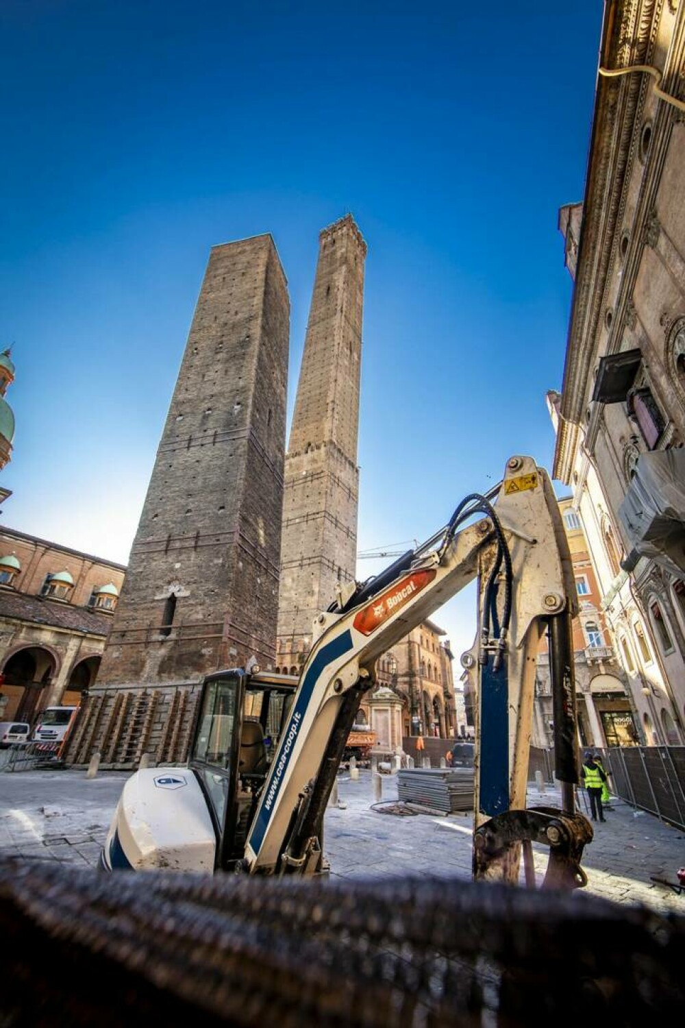 Turnul înclinat din Italia care s-ar putea prăbuși. Oficialii încearcă să-l mențină ridicat | GALERIE FOTO - Imaginea 1