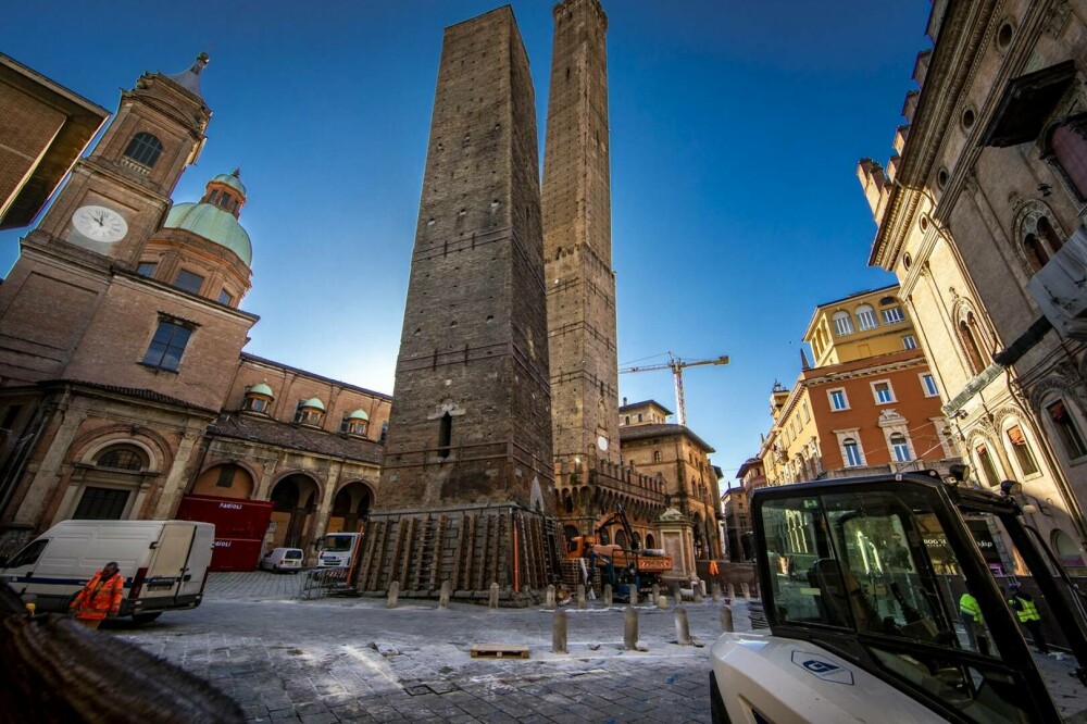 Turnul înclinat din Italia care s-ar putea prăbuși. Oficialii încearcă să-l mențină ridicat | GALERIE FOTO - Imaginea 2