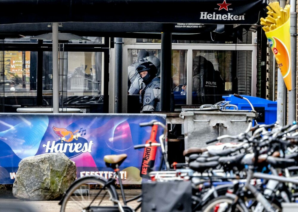 Luare de ostatici într-o cafenea din Olanda. Toţi ostaticii au fost eliberaţi, suspectul a fost arestat - Imaginea 15
