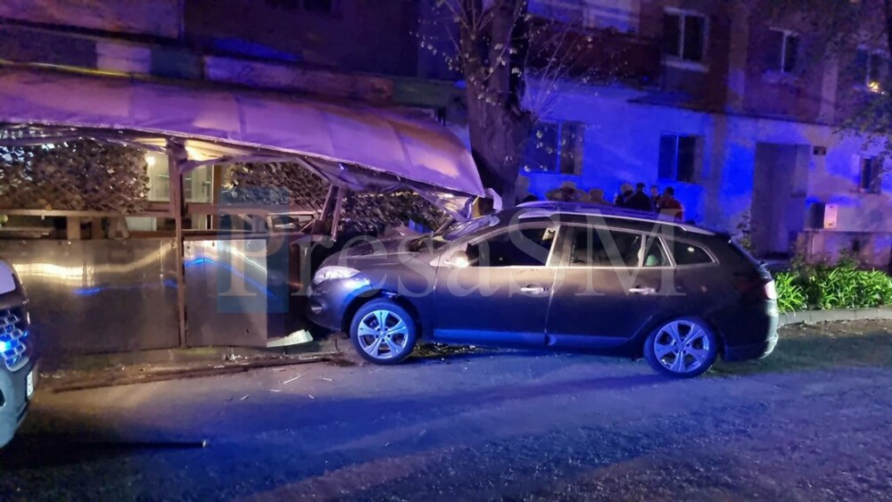Un șofer beat a fost reţinut după ce a intrat cu mașina în terasa unui bar din Satu Mare. Ce alcoolemie avea | FOTO & VIDEO - Imaginea 1