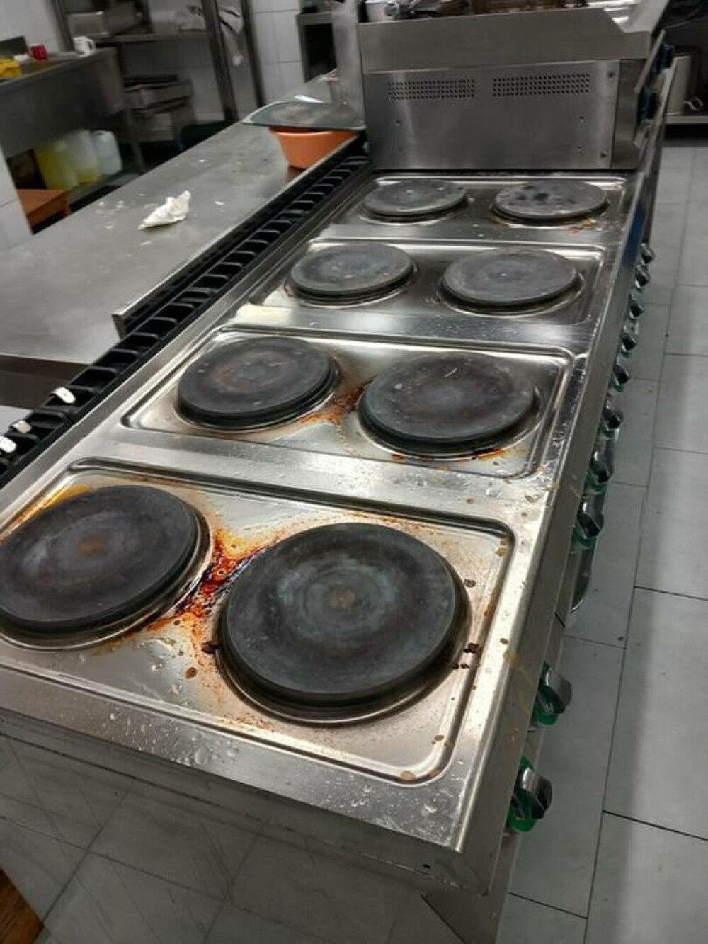 Amenzi de aproape 200.000 de lei după controale ANPC în 82 de campusuri universitare. Produse expirate şi mobilier deteriorat - Imaginea 2