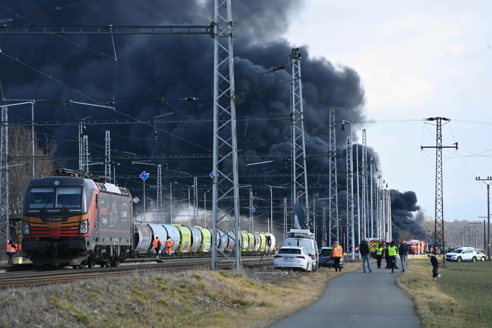 Incendiu uriaș în Cehia, după deraierea unui tren cu benzen. Au intervenit pompieri și din țara vecină | FOTO & VIDEO - Imaginea 1