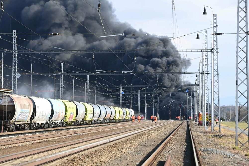 Incendiu uriaș în Cehia, după deraierea unui tren cu benzen. Au intervenit pompieri și din țara vecină | FOTO & VIDEO - Imaginea 2