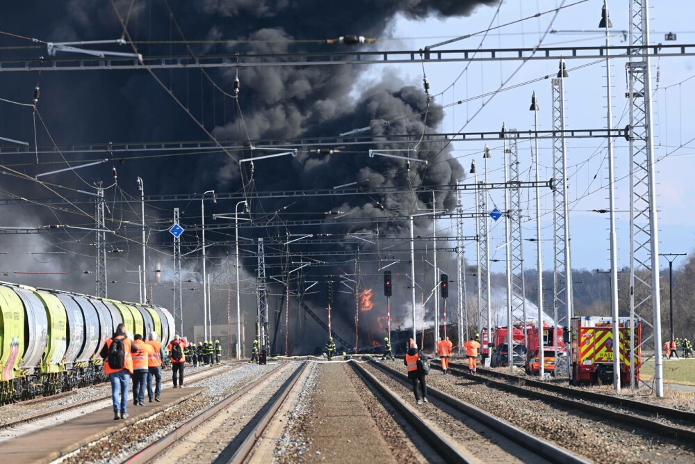 Incendiu uriaș în Cehia, după deraierea unui tren cu benzen. Au intervenit pompieri și din țara vecină | FOTO & VIDEO - Imaginea 3