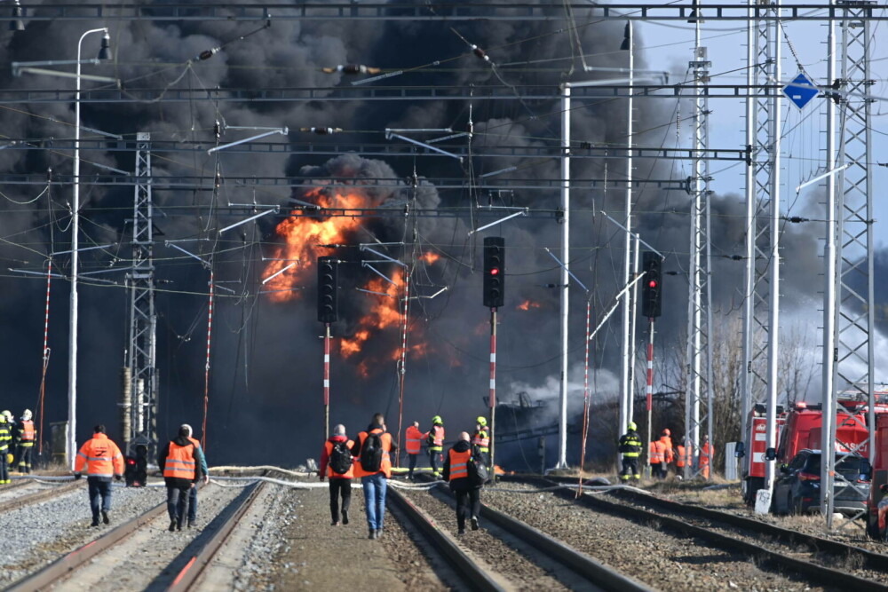 Incendiu uriaș în Cehia, după deraierea unui tren cu benzen. Au intervenit pompieri și din țara vecină | FOTO & VIDEO - Imaginea 4