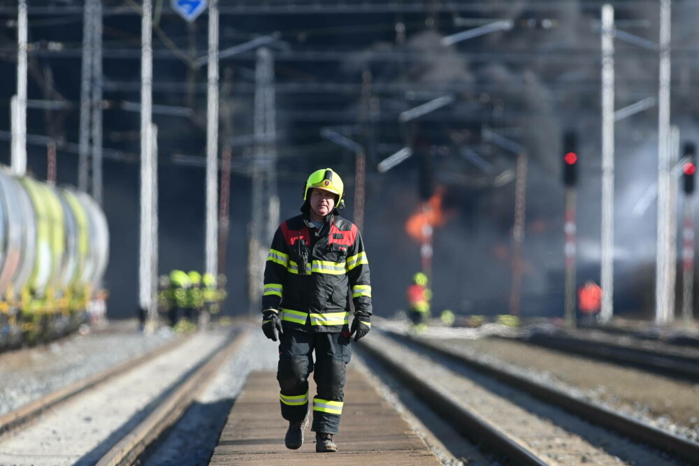 Incendiu uriaș în Cehia, după deraierea unui tren cu benzen. Au intervenit pompieri și din țara vecină | FOTO & VIDEO - Imaginea 5