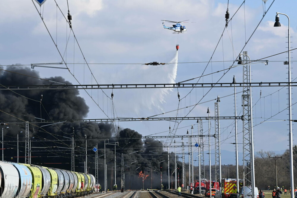 Incendiu uriaș în Cehia, după deraierea unui tren cu benzen. Au intervenit pompieri și din țara vecină | FOTO & VIDEO - Imaginea 6