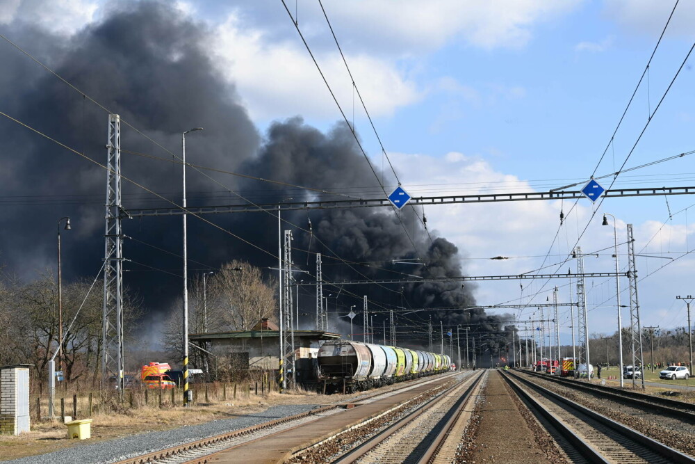 Incendiu uriaș în Cehia, după deraierea unui tren cu benzen. Au intervenit pompieri și din țara vecină | FOTO & VIDEO - Imaginea 7