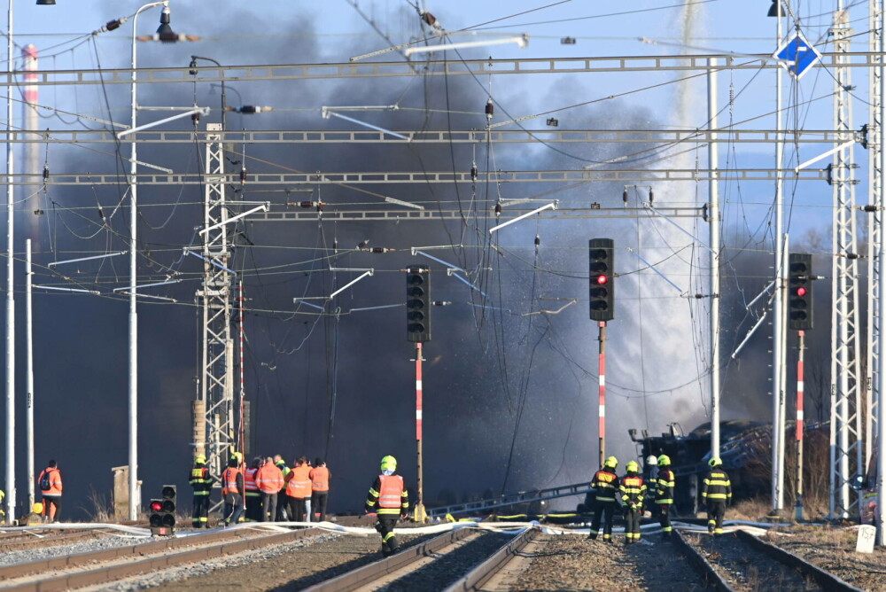 Incendiu uriaș în Cehia, după deraierea unui tren cu benzen. Au intervenit pompieri și din țara vecină | FOTO & VIDEO - Imaginea 9